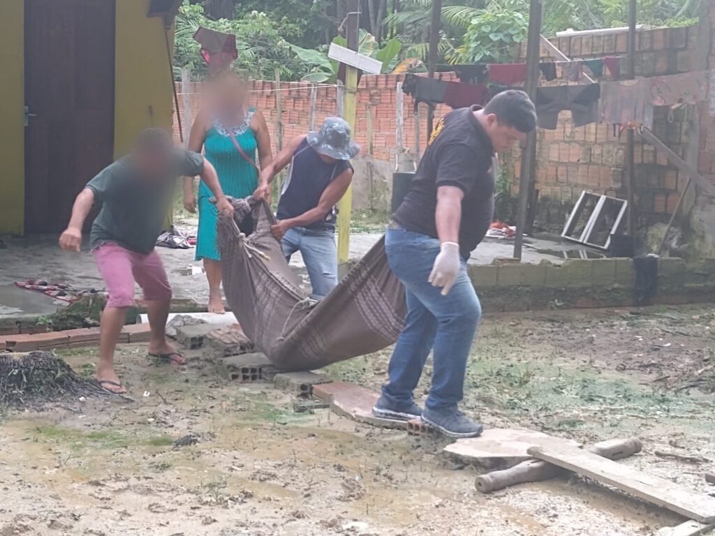 Adolescente é assassinado a tiros e facadas dentro da própria casa, no Cidade de Deus, zona Norte