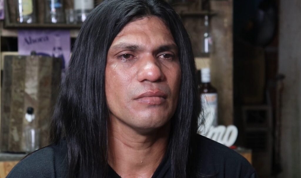 Conheça  a história de Rucho Viana, cenógrafo que transforma materiais recicláveis em arte.