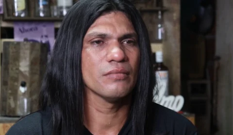 Conheça  a história de Rucho Viana, cenógrafo que transforma materiais recicláveis em arte