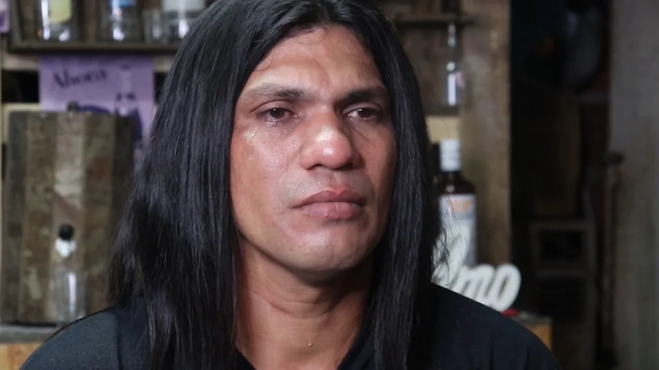 Conheça  a história de Rucho Viana, cenógrafo que transforma materiais recicláveis em arte