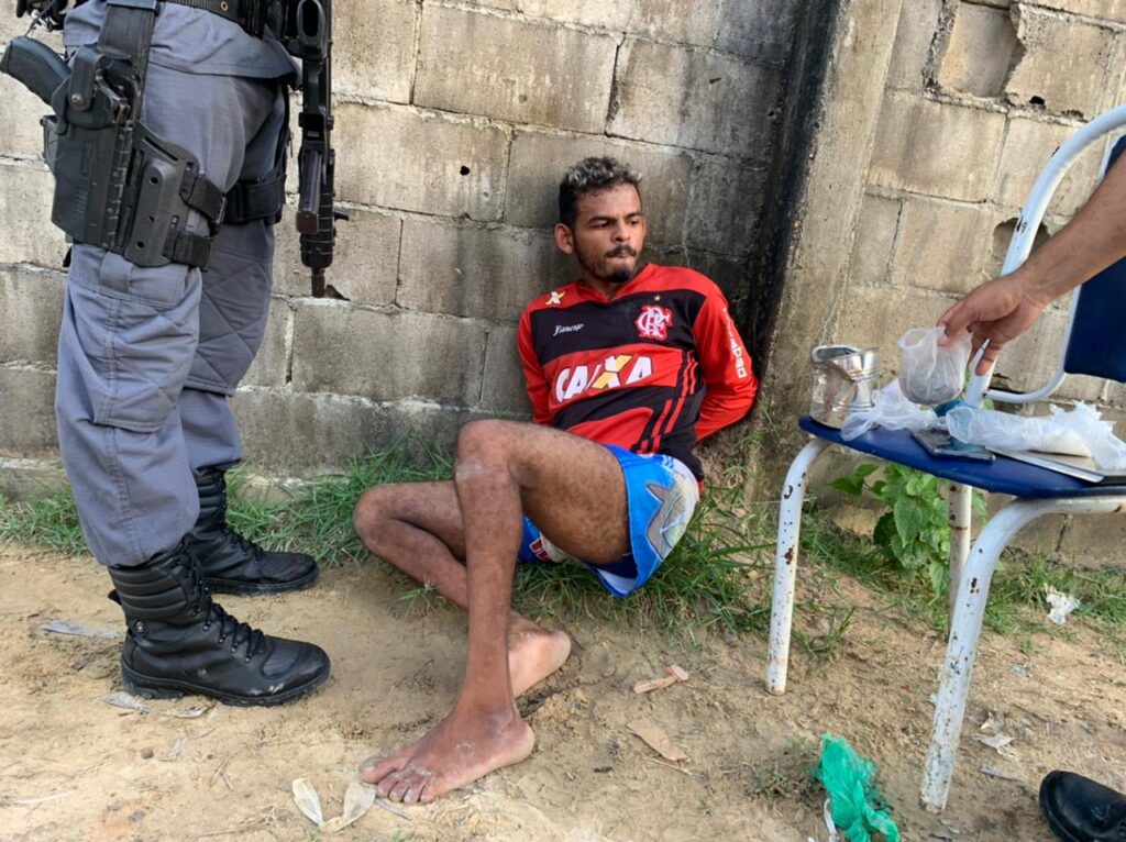 Traficante foragido da Justiça é preso com drogas escondidas no banheiro, no Jorge Teixeira