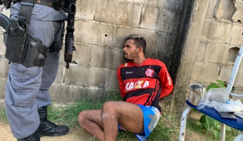 Traficante foragido da Justiça é preso com drogas escondidas no banheiro, no Jorge Teixeira
