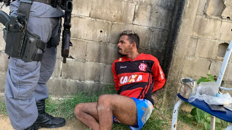 Traficante foragido da Justiça é preso com drogas escondidas no banheiro, no Jorge Teixeira