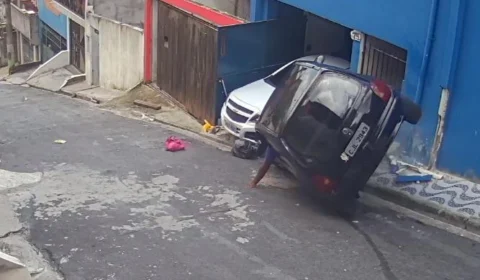 Veja momento em que veículo quase capota – Mulher foi atropelada no local