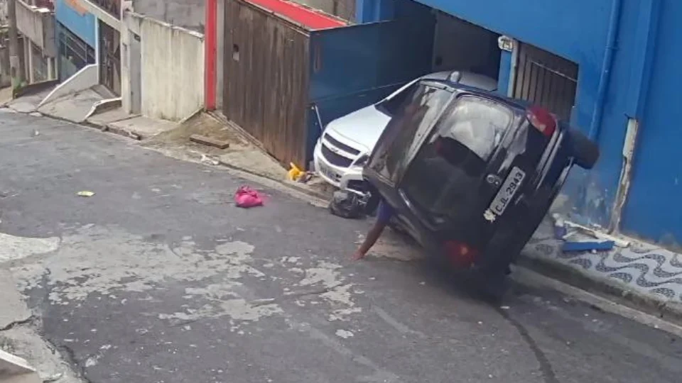 Veja momento em que veículo quase capota – Mulher foi atropelada no local