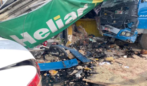 Colisão entre caminhão e veículos deixa 4 vítimas em grave estado de saúde presas nas ferragens, na zona Leste