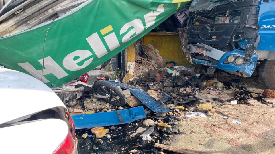 Colisão entre caminhão e veículos deixa 4 vítimas em grave estado de saúde presas nas ferragens, na zona Leste