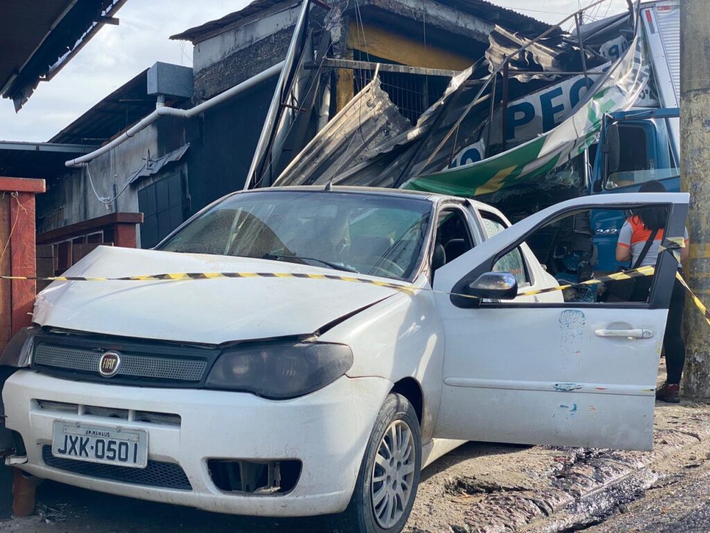 Colisão entre caminhão e veículos deixa 4 vítimas em grave estado de saúde presas nas ferragens, na zona Leste.