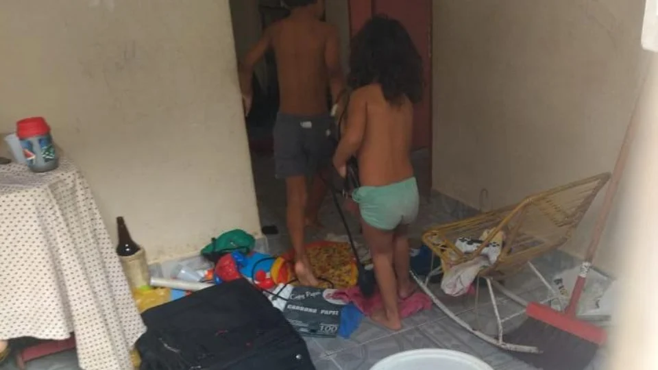 Crianças são abandonadas dentro de casa com 10kg de drogas pelo próprio pai traficante, em Manaus