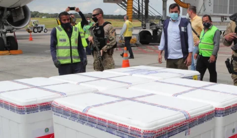 Governador do AM recebe oitava remessa de vacinas contra à Covid-19; “É um avanço muito grande”