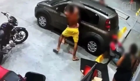 Homem agride mulheres e quebra objetos em posto de gasolina; Veja vídeo