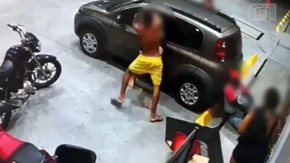 Veja vídeo: Homem agride mulheres e quebra objetos em posto de gasolina