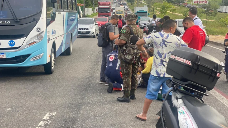 Soldado do exército brasileiro sofre lesões em acidente na Av das Torres