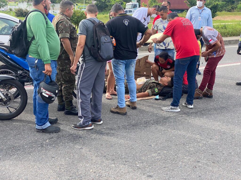 Soldado do exército brasileiro sofre lesões em acidente na Av das Torres.
