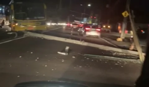 VEJA VÍDEO! Ônibus colide e derruba poste na Av. André Araújo