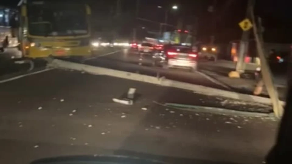 VEJA VÍDEO! Ônibus colide e derruba poste na Av. André Araújo