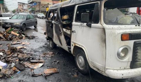 Veja vídeo: Veículo que transportava carga de remédios e material de escritório é destruído após pegar fogo no meio da rua