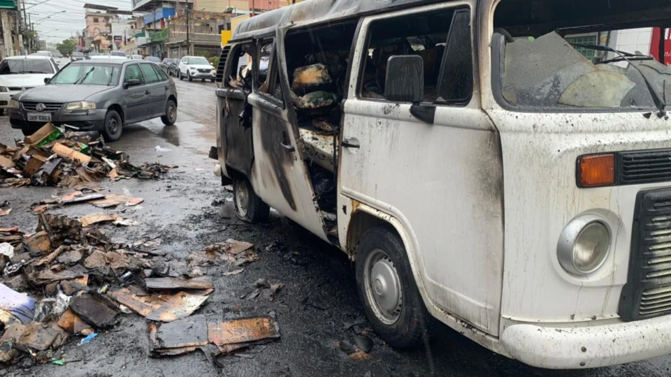 Veja vídeo: Veículo que transportava carga de remédios e material de escritório é destruído após pegar fogo no meio da rua
