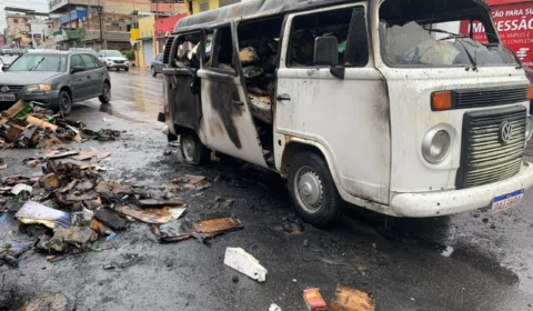 Veículo que transportava carga de remédios e material de escritório é destruído após pegar fogo no meio da rua; Veja vídeo