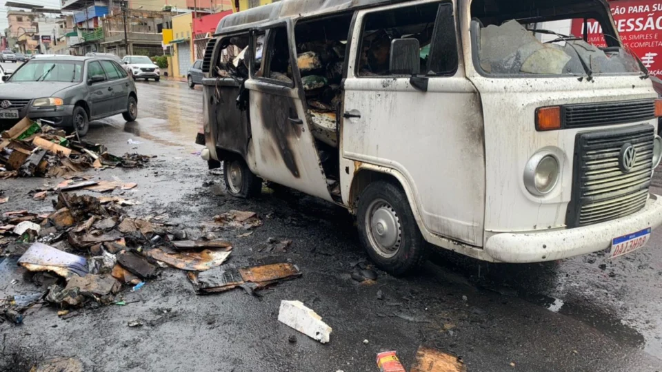 Veículo que transportava carga de remédios e material de escritório é destruído após pegar fogo no meio da rua; Veja vídeo