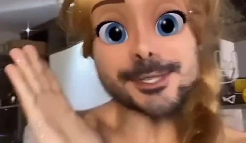 Vídeo de influencer instigando crianças circulam como alerta em redes sociais