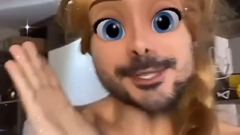 Vídeo de influencer instigando crianças circulam como alerta em redes sociais