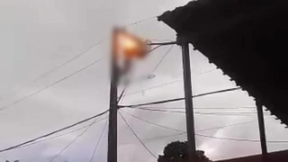 Veja vídeo;Homem sobe em poste de energia para fazer ‘gato’ e morre eletrocutado