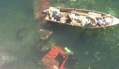 Veja vídeo! Caminhão cai de ponte e fica completamente submerso em rio