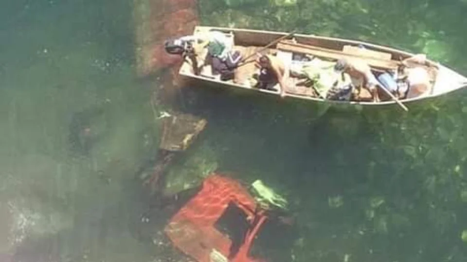 Veja vídeo! Caminhão cai de ponte e fica completamente submerso em rio