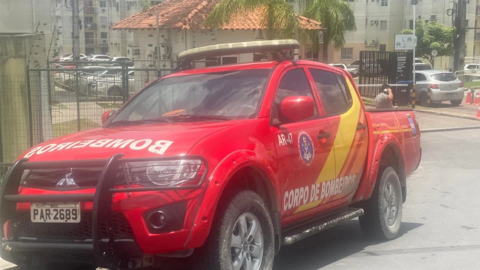 Duas crianças pulam de 2° andar de prédio durante incêndio em apartamento na Avenida Torquato Tapajós