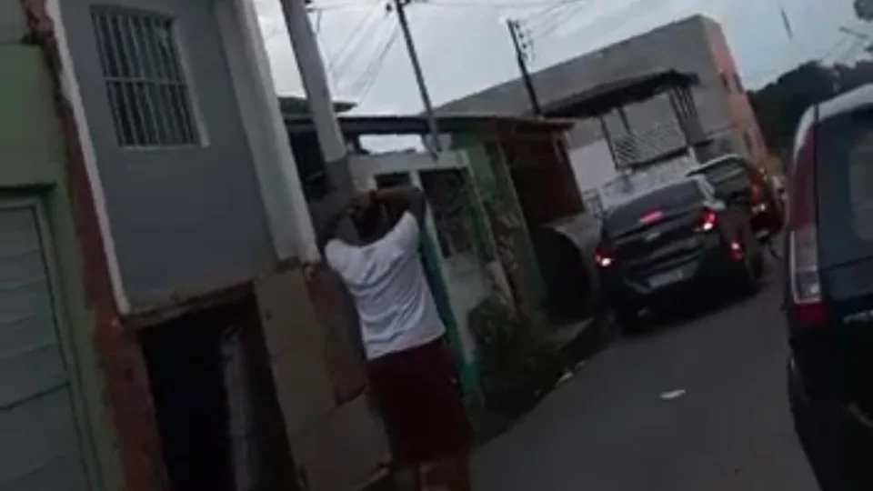 Homem morre eletrocutado após salvar crianças no bairro Petrópolis; Veja vídeo