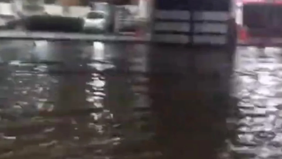 Veja vídeos: Forte chuva na cidade de Manaus gera grandes prejuízos à população