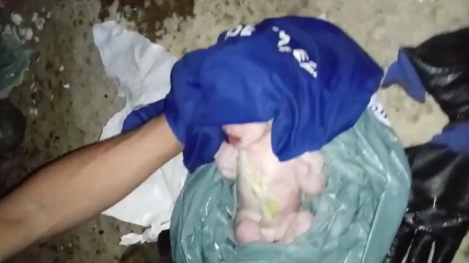 Veja vídeo: Recém-nascido com cordão umbilical e placenta  é encontrado dentro de sacola de lixo