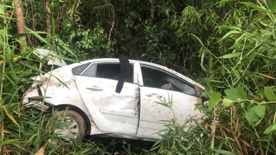 Acidente deixa 4 vítimas feridas após motorista desviar de buracos na BR-319