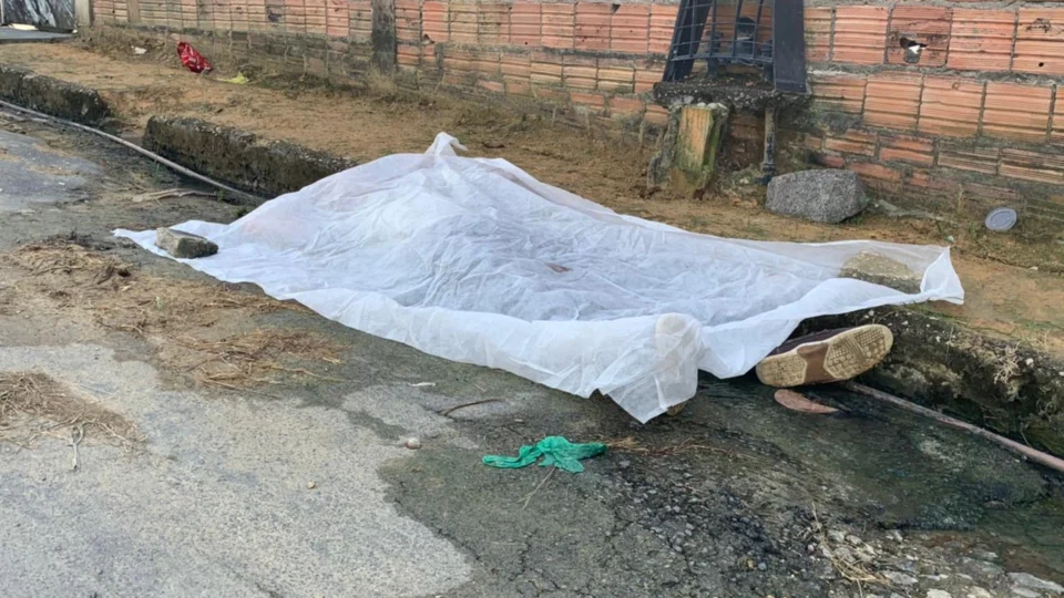 Vídeo: Veja o momento em que  pistoleiro mata jovem que desafiou facção criminosa no Novo Israel