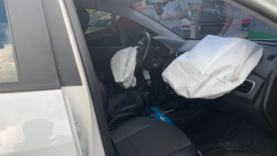 Mulher perde o controle do veículo e, com bebê de 10 meses no carro, se choca contra muro