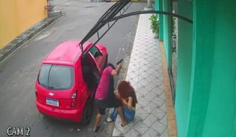 Veja vídeo;Mulher é brutalmente agredida com coronhadas no rosto e cabeça durante tentativa de assalto