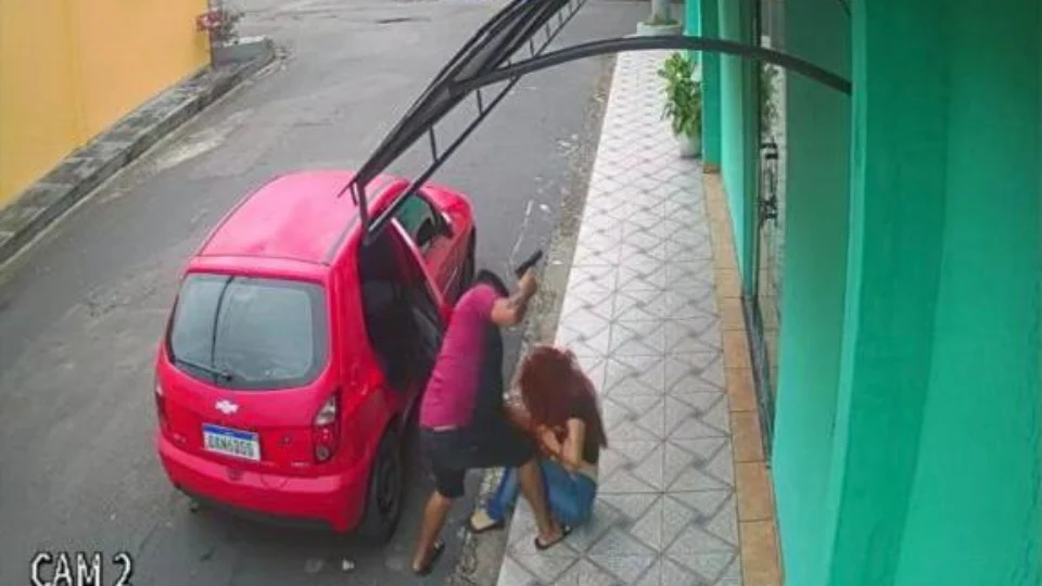 Veja vídeo;Mulher é brutalmente agredida com coronhadas no rosto e cabeça durante tentativa de assalto