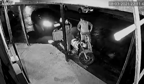 Veja vídeo! Criminoso tenta assaltar entregador e acaba atropelado por veículo