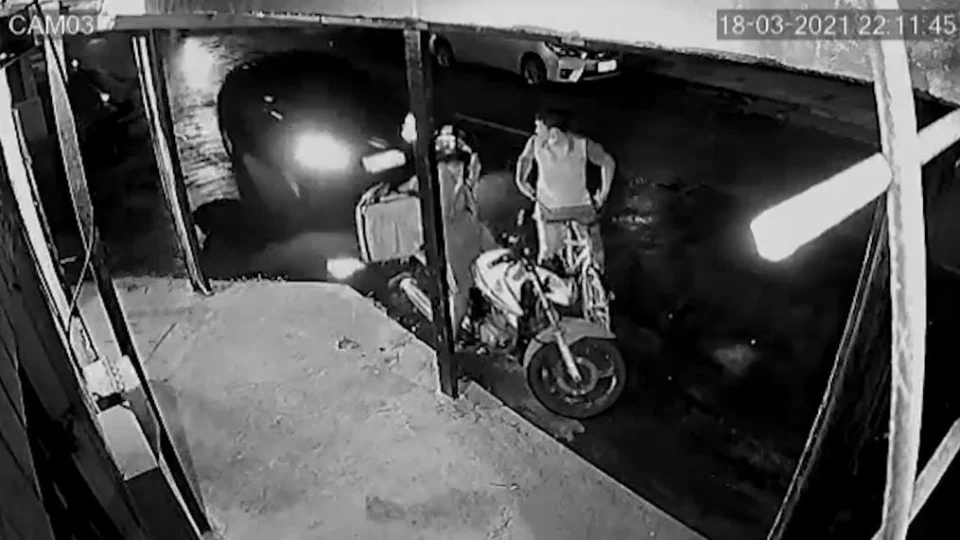 Veja vídeo! Criminoso tenta assaltar entregador e acaba atropelado por veículo