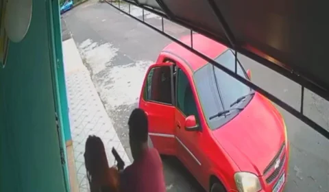 Trio é preso após imagens de segurança flagrarem bandido agredindo mulher em assalto; Veja vídeo