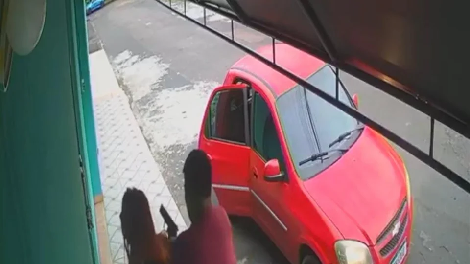 Trio é preso após imagens de segurança flagrarem bandido agredindo mulher em assalto; Veja vídeo