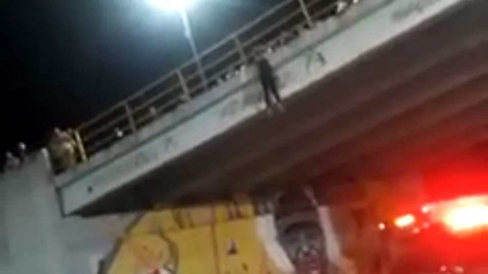 VEJA VÍDEO – Mulher tenta se jogar de ponte na Avenida das Torres