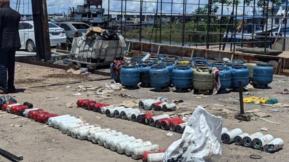 Botijas de gás são usadas para transportar 1 tonelada de drogas de Tabatinga para Manaus