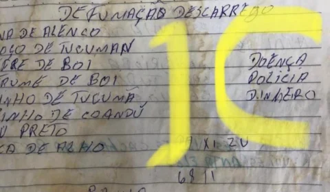 Vídeo;Pai de Santo é preso com drogas no piso do banheiro e com caderno de feitiços contra policiais