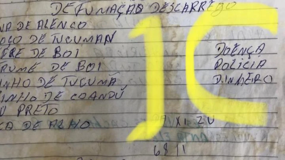 Vídeo;Pai de Santo é preso com drogas no piso do banheiro e com caderno de feitiços contra policiais