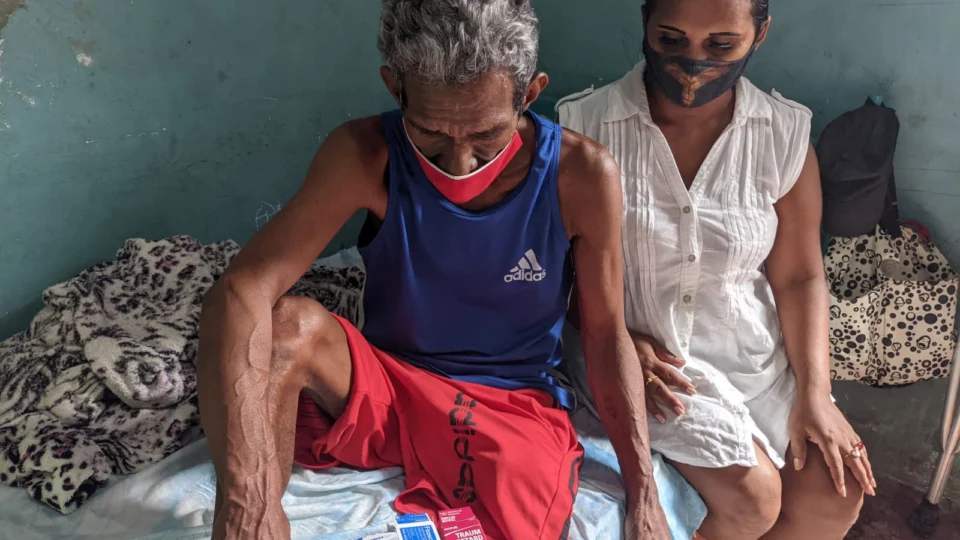 Homem que teve perna amputada após sofrer um disparo de espingarda acidental pede ajuda para comprar curativos, em Manaus