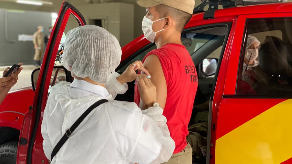 Em Manaus, Policiais militares, Civis e Bombeiros começam a ser vacinados neste domingo (28/03)