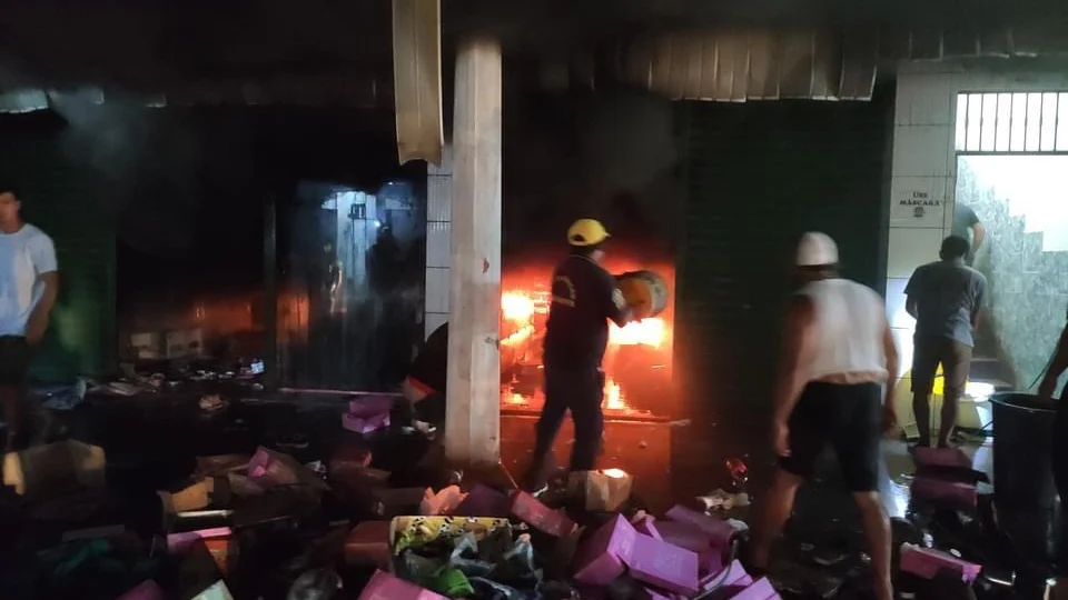 Incêndio de grandes proporções destrói loja em Maués; Veja imagens