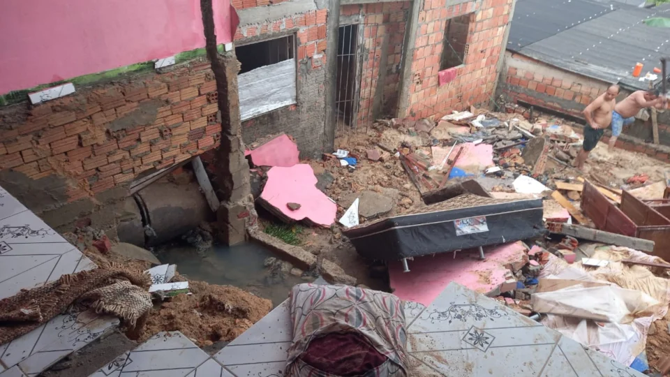 Parede de residência cede no bairro Cidade de Deus deixando quartos e objetos destruídos